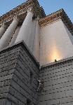 Фотографка се изкачи по външната стена на Народното събрание