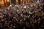 Възникна напрежение между протестиращи и полиция пред Партийния дом