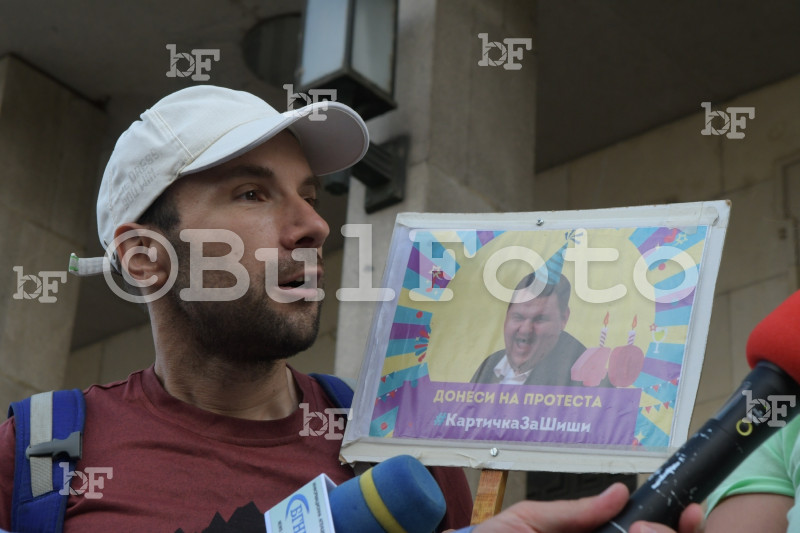 Младежи от Да България честитиха празника на Делян Пеевски