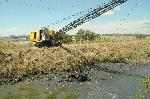 Почистват с багер канала за морска вода на Солниците