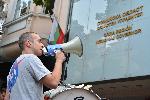 Протестиращи занесоха карамфили на Областния управител на София-област