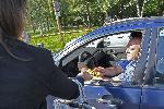 Протестиращи раздават брошури против Иван Гешев на участниците в националната конференция на прокурорите