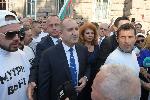 Президентът Румен Радев мина през протестиращите за речта си в Парламента