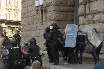 Схватка на протестите пред Парламента, има ранен полицай