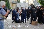 Първи арест и сълзотворен газ върху протестиращите пред сградата на бившия Партиен дом, където заседава Парламентът