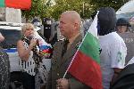 Генерал Шивиков в срещу полицията на протеста, летят бали със сено