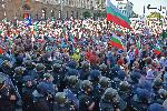 Продължава натискът на протеста около сградата на бившия Партиен дом, в която заседава Парламентът