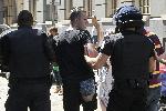 Полицията арестува и пусна младеж след масиран натиск от протестиращите на ул. Леге