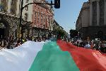 Протестиращите разпънаха пред Министерски съвет 50 метров национален флаг, с който да посрещнат премиера