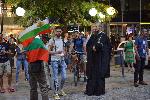 София - Протестиращи пресрещнаха Деница Сачева пред БНТ