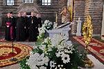 Полагат мощите на свети Климент, папа Римски, и свети мъченик Потит в базиликата „Св. София“.