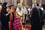 София - Охраната извежда протестиращите извън сградата на Народното събрание