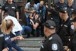 София - Охраната извежда протестиращите извън сградата на Народното събрание