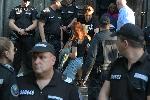 София - Охраната извежда протестиращите извън сградата на Народното събрание