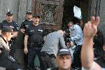 София - Охраната извежда протестиращите извън сградата на Народното събрание