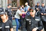 София - Охраната извежда протестиращите извън сградата на Народното събрание