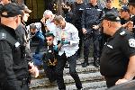 София - Охраната извежда протестиращите извън сградата на Народното събрание