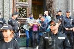 София - Охраната извежда протестиращите извън сградата на Народното събрание