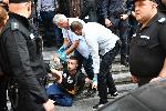 София - Охраната извежда протестиращите извън сградата на Народното събрание