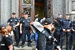 София - Охраната извежда протестиращите извън сградата на Народното събрание