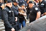 София - Охраната извежда протестиращите извън сградата на Народното събрание
