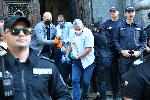 София - Охраната извежда протестиращите извън сградата на Народното събрание
