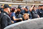 София - Охраната извежда протестиращите извън сградата на Народното събрание