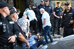 София - Охраната извежда протестиращите извън сградата на Народното събрание