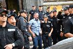 София - Охраната извежда протестиращите извън сградата на Народното събрание