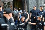София - Охраната извежда протестиращите извън сградата на Народното събрание