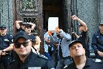 София - Охраната извежда протестиращите извън сградата на Народното събрание