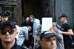 София - Охраната извежда протестиращите извън сградата на Народното събрание