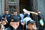 София - Охраната извежда протестиращите извън сградата на Народното събрание