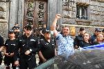 София - Охраната извежда протестиращите извън сградата на Народното събрание