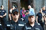 София - Охраната извежда протестиращите извън сградата на Народното събрание