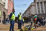 Демонстранти събират стари обувки пред Министерския съвет, хвърляха топки за тенис