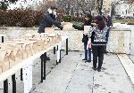 Раздават безплатен обяд пред пилоните на НДК