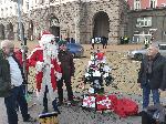 Протестиращите сложиха празнична елха пред Министерски съвет