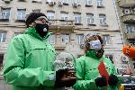 София - Столична община - Грийнпийс връчва на кмета Йорданка Фандъкова символично преспапие с настояване за повече мерки за чистотата на въздуха