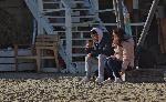 Въпреки работния ден плажът във Варна е пълен с хора