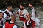 Баща на бебе-именник извади кръста в мездренското село Зверино