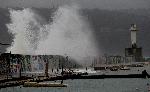 Силен вятър и големи вълни във Варна