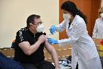 Поставиха втора ваксина на здравния министър