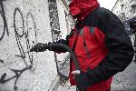 Почистват графити по улица Солунска в София