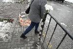Цветя се появиха на мястото, където от токов удар загина 16 годишния младеж, прокуратурата разпочна разследване