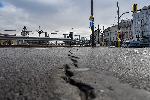 В асфалта на Лъвов мост зейнаха пукнатини
