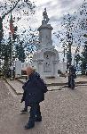 Доброволци почистиха около паметника на граничаря във Варна