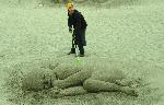 Изваяха пясъчни фигури на мартеница и новородено бебе на плажа в Бургас