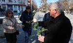 За празника 8-ми март Росен Марков подарява цветя на варненки