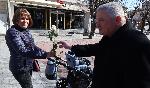 Варна - Росен Марков подарява цветя